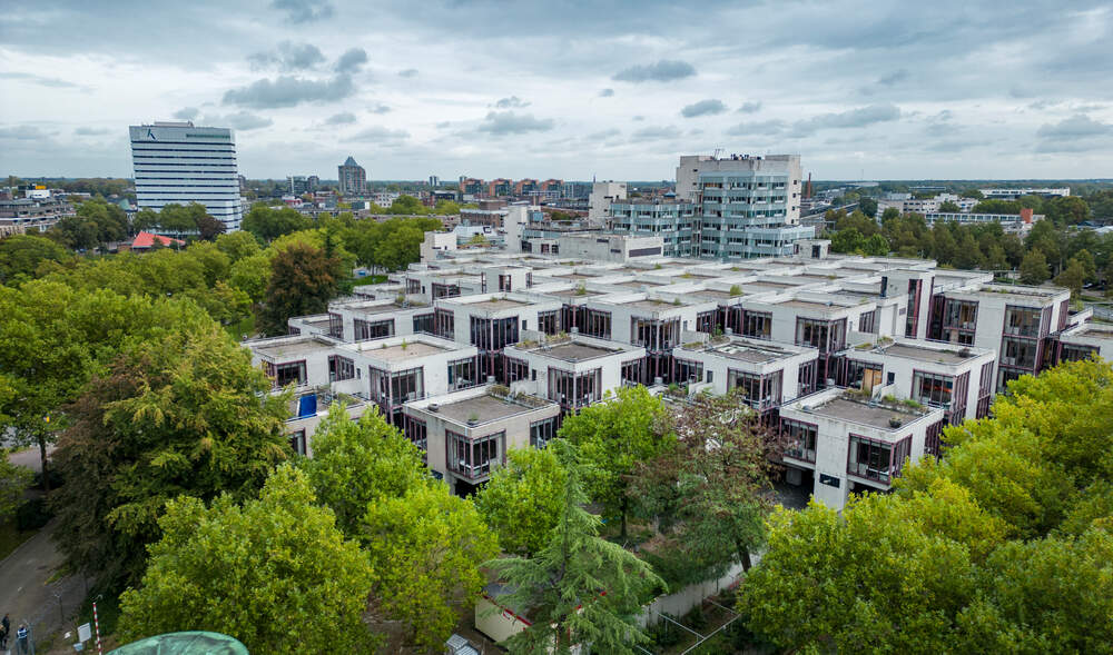 Het iconische gebouw 'De Rots' van het Hertzbergerpark