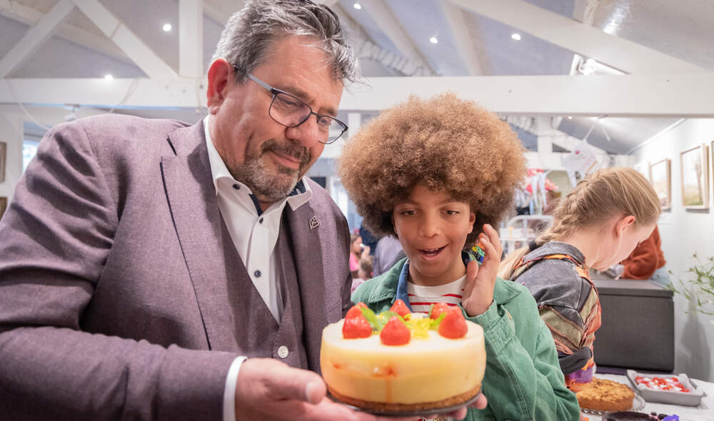 Wethouder Danny Huizer en kinderburgemeester Jahnaoh tijdens de “Heel Apeldoorn Bakt Vegan” bakwedstrijd.