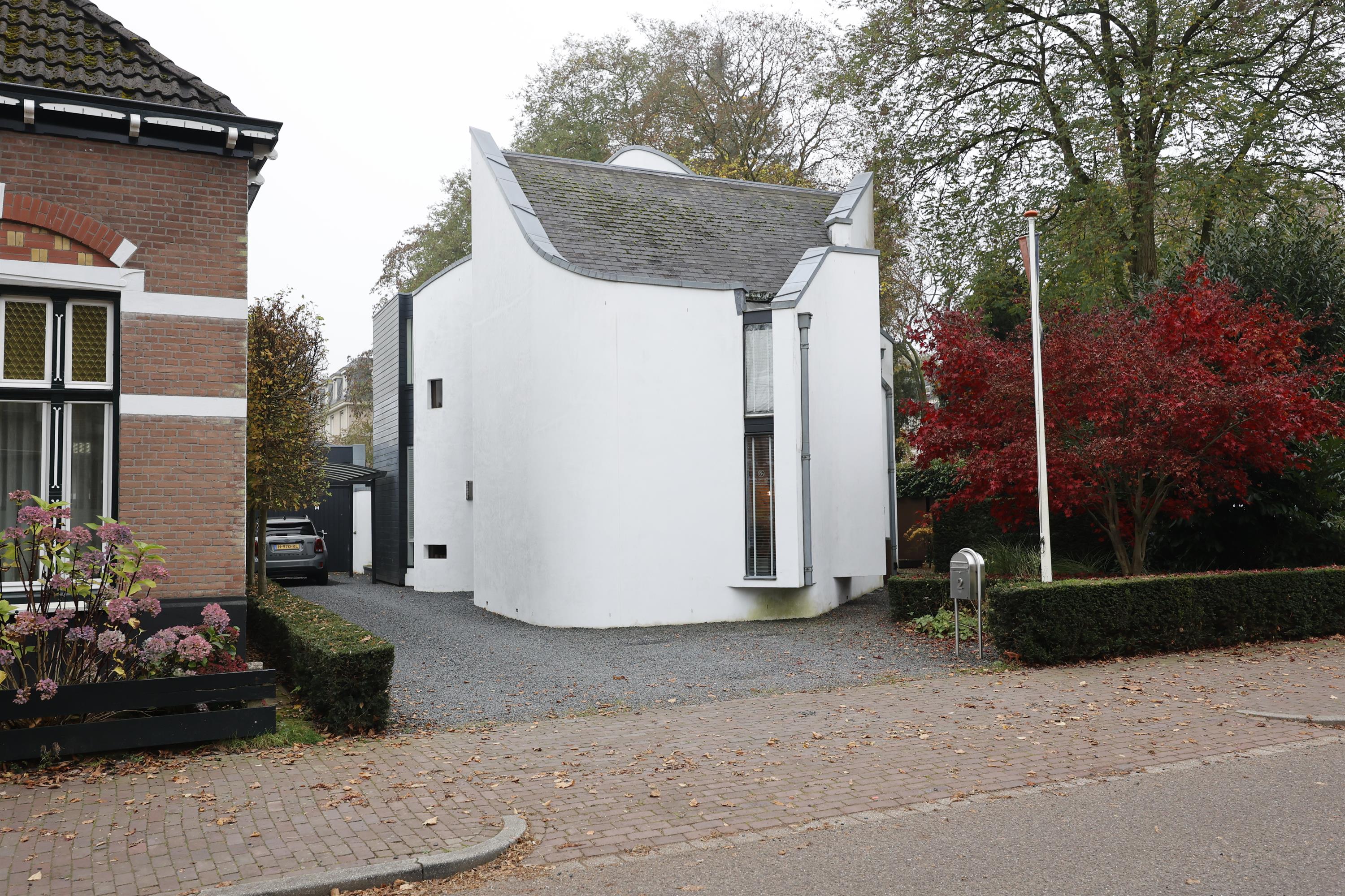 foto van een wit pand aan de koningsstraat