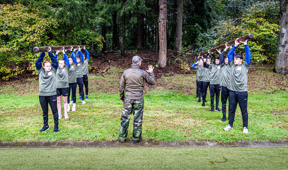 Studenten werken aan mentale weerbaarheid tijdens sportdag met Defensie