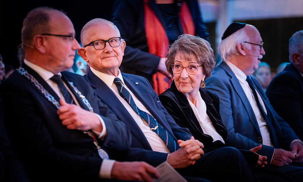 Burgemeester Ton-Heerts, Prof. mr. Pieter van Vollenhoven, Hare Koninklijke Hoogheid Prinses Margriet, Johan Kruithof voorzitter Stichting Het Apeldoornsche Bosch