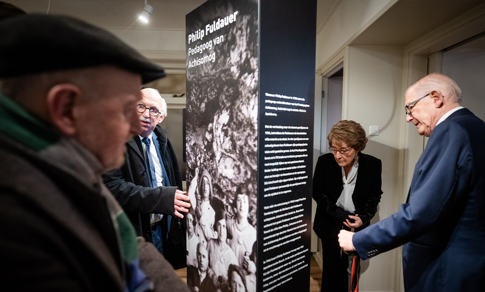 Hare Koninklijke Hoogheid Prinses Margriet en Prof. mr. Pieter van Vollenhoven bezoeken vernieuwde Herinneringscentrum Apeldoornsche Bosch