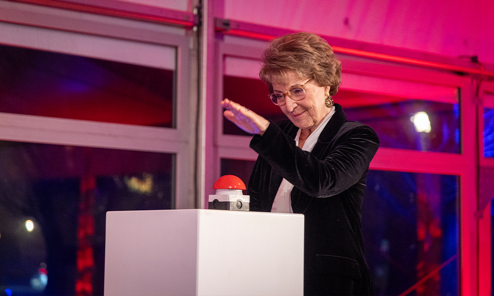 Hare Koninklijke Hoogheid Prinses Margriet zet het vernieuwde herinneringscentrum dinsdagavond letterlijk in het licht