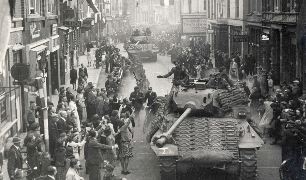 De eerste Candadese tanks trekken door de Deventerstraat richting de Hoofdstraat